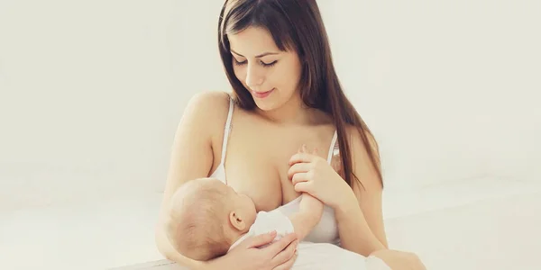 Retrato Cerca Feliz Madre Joven Amamantando Pequeño Bebé Casa —  Fotos de Stock