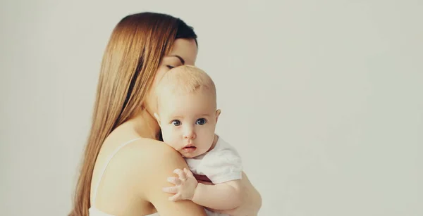 Retrato Jovem Mãe Segurando Seu Bebê Bonito Casa — Fotografia de Stock