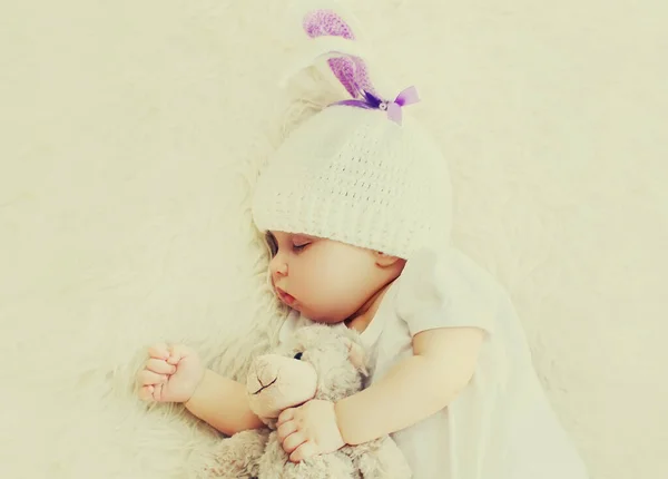 Close Portret Słodkiego Dziecka Śpiącego Pluszowego Misia Zabawki Białym Łóżku — Zdjęcie stockowe