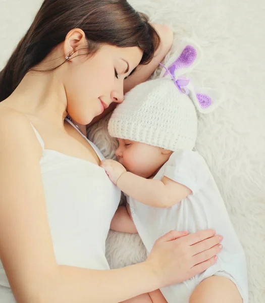 肖像画年轻的母亲和她的孩子在床上睡觉 俯瞰全景 — 图库照片
