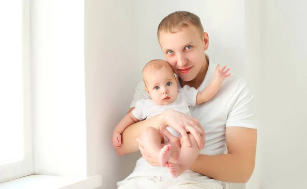 Porträt Eines Glücklichen Jungen Vaters Mit Kleinem Baby Hause Fenster — Stockfoto