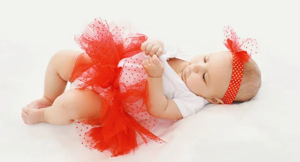 Hermosa Niña Bebé Falda Roja Acostado Cama Casa —  Fotos de Stock