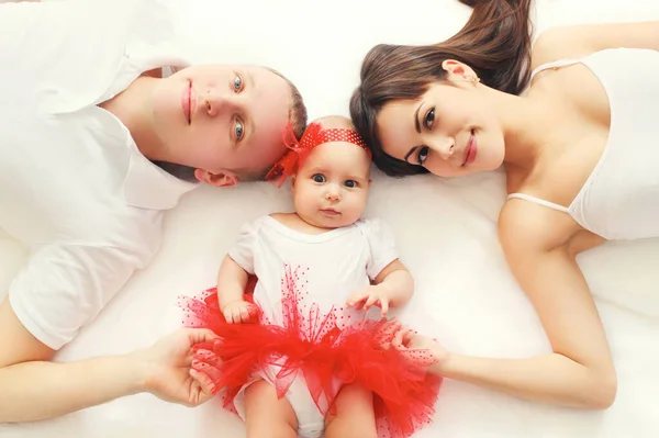 Portrait Beautiful Young Family Mother Father Baby Lying Bed Carpet — Stock Photo, Image