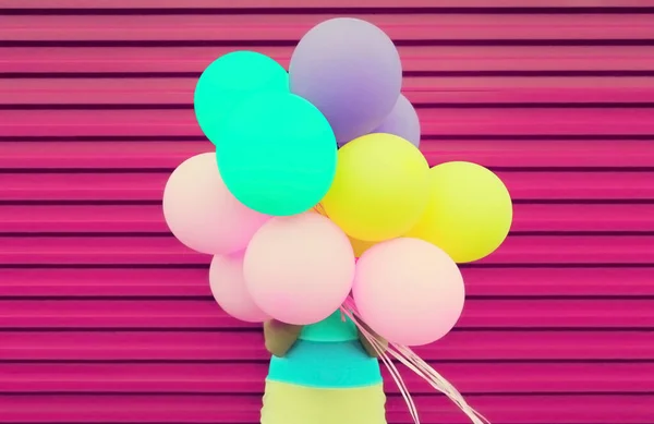Närbild Kvinna Som Täcker Sitt Huvud Med Massor Färgglada Ballonger — Stockfoto