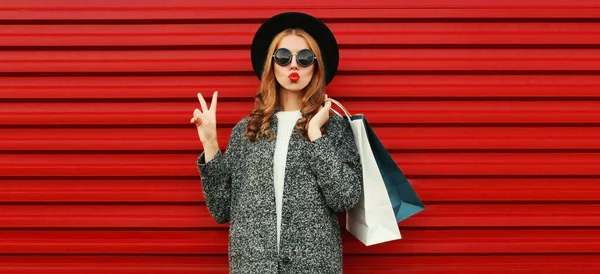 Porträt Einer Stilvollen Frau Mit Einkaufstaschen Grauen Mantel Hut Auf — Stockfoto
