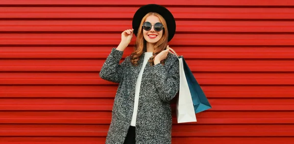 Porträt Einer Schönen Lächelnden Frau Mit Einkaufstaschen Grauen Mantel Hut — Stockfoto
