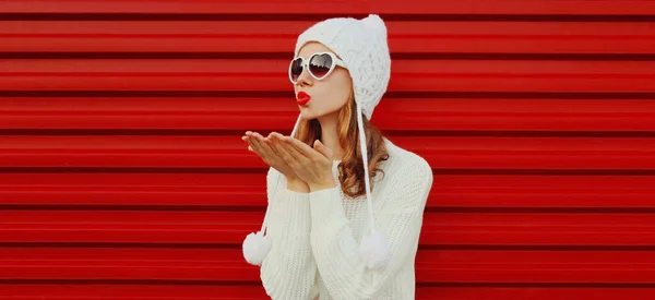 Зимний Портрет Красивой Молодой Женщины Дует Губами Посылая Воздушный Поцелуй — стоковое фото