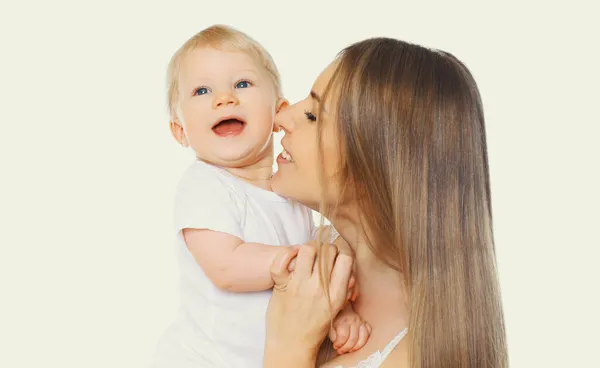 幸せな明るい笑顔の母親と赤ちゃんが白い背景で一緒に遊んでいる姿 — ストック写真