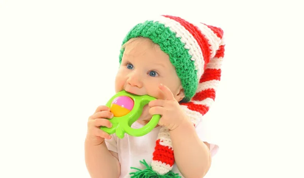 Örgü Cüce Şapkalı Bebek Portresi Beyaz Arka Planda Çıngıraklı Oyuncak — Stok fotoğraf