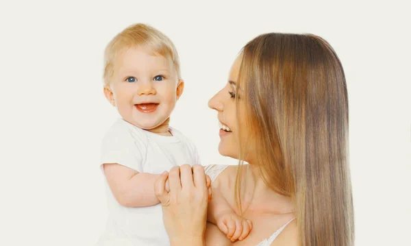 Porträt Einer Fröhlich Lächelnden Mutter Und Eines Babys Beim Gemeinsamen — Stockfoto