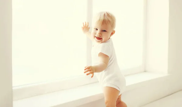 Pequeño Bebé Tocando Ventana Habitación Blanca Casa — Foto de Stock