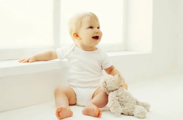 Glücklich Lächelndes Baby Mit Teddybär Spielzeug Sitzt Hause Weißen Zimmer — Stockfoto