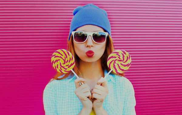 Retrato Mujer Joven Con Dulce Piruleta Colorida Soplando Sus Labios — Foto de Stock