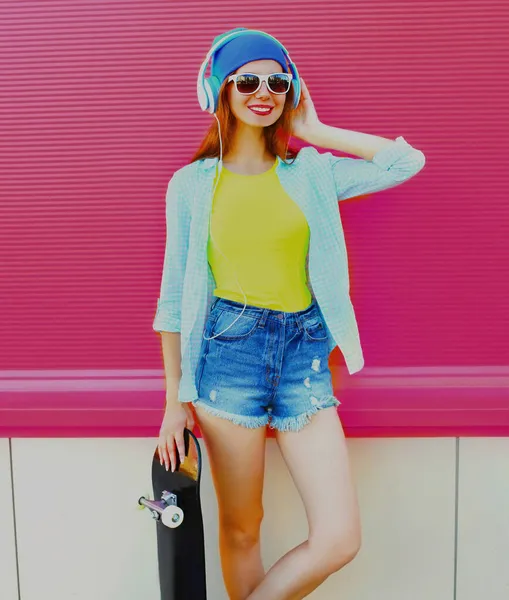 Summer Image Smiling Young Woman Skateboard Listening Music Headphones Colorful — Stock Photo, Image