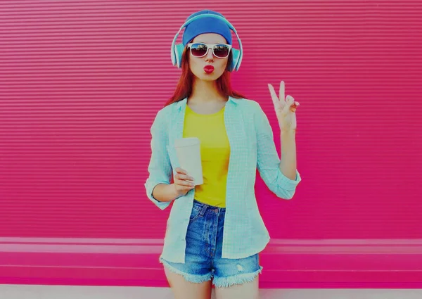 Colorido Retrato Verano Una Joven Moderna Escuchando Música Auriculares Sobre —  Fotos de Stock