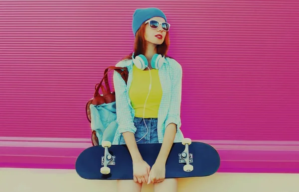 Zomer Portret Van Jonge Vrouw Met Skateboard Luisteren Naar Muziek — Stockfoto