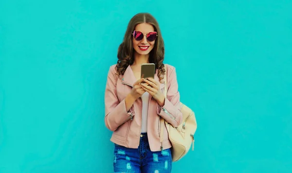 Portret Van Lachende Jonge Vrouw Met Smartphone Blauwe Achtergrond — Stockfoto