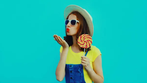 Retrato Verano Una Hermosa Joven Con Piruleta Soplando Sus Labios — Foto de Stock