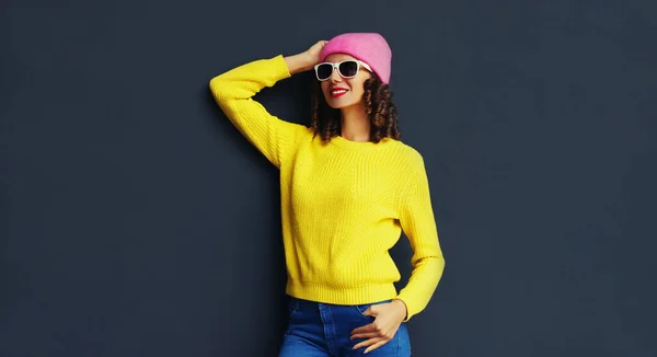 Портрет Стильной Улыбающейся Девушки Желтом Трикотажном Свитере Розовой Шляпе Фоне — стоковое фото