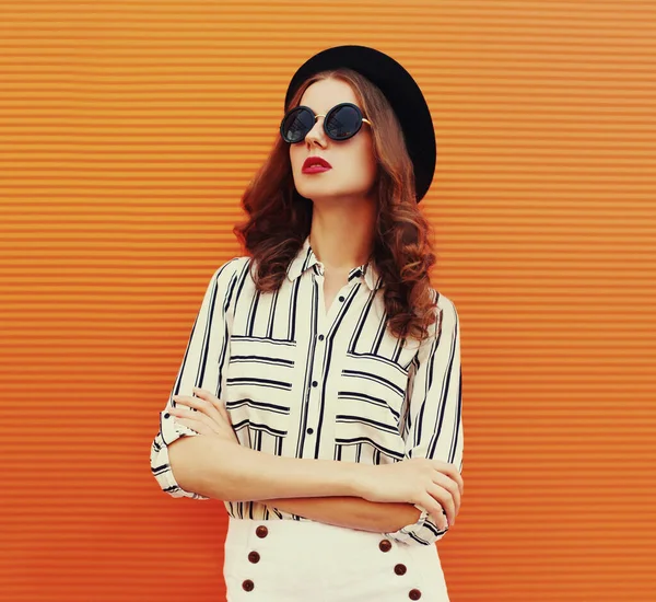 Portrait Beautiful Young Woman Wearing White Striped Shirt Black Hat — Stock Photo, Image