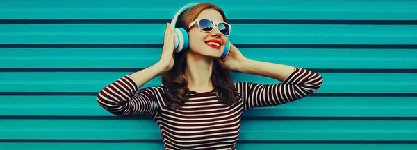 Портрет Счастливой Улыбающейся Молодой Женщины Наушниках Слушающей Музыку Красочном Синем — стоковое фото