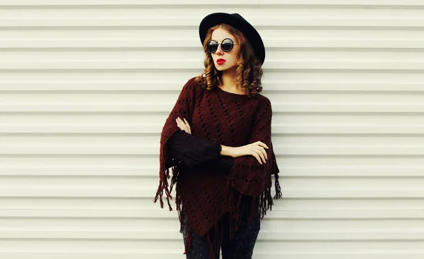 Retrato Una Hermosa Joven Con Poncho Punto Marrón Sombrero Redondo —  Fotos de Stock