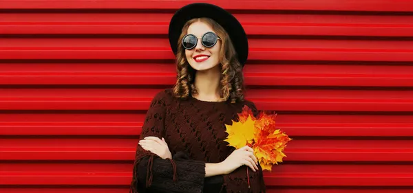 Portrait Belle Jeune Femme Aux Feuilles Érable Jaune Portant Poncho — Photo