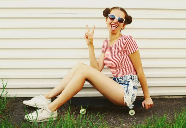 Zomer Portret Van Vrolijke Glimlachende Jonge Vrouw Met Skateboard Een — Stockfoto
