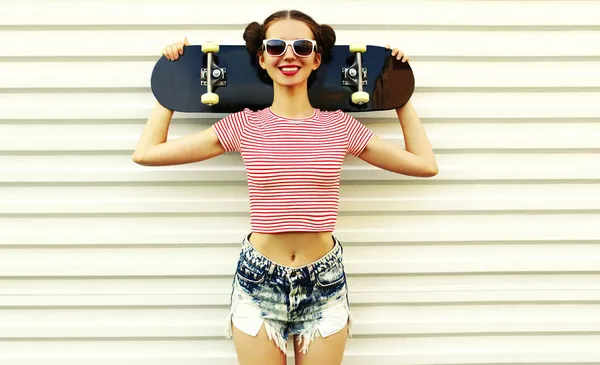 夏の肖像画の明るい笑顔若い女性とともにスケートボード上の白い背景 — ストック写真