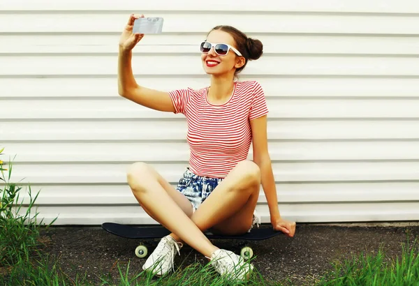 Retrato Verano Una Joven Sonriente Tomando Una Selfie Por Smartphone — Foto de Stock