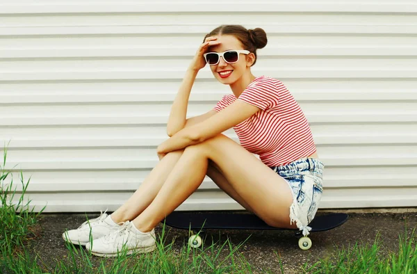 Summer Portrait Cheerful Smiling Young Woman Skateboard White Background — Stock Photo, Image