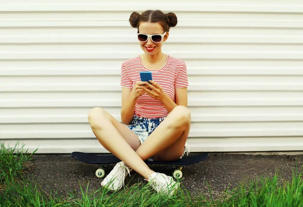 Junge Frau Mit Telefon Und Skateboard Auf Weißem Hintergrund — Stockfoto