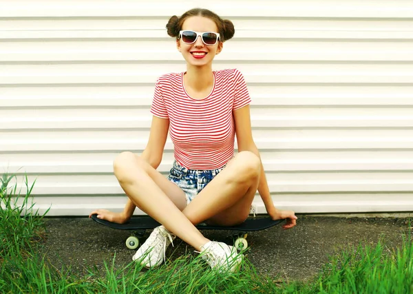 Zomer Portret Van Vrolijke Glimlachende Jonge Vrouw Met Skateboard Een — Stockfoto