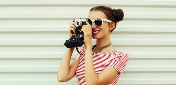 Portret Uśmiechniętej Młodej Kobiety Fotograf Klasycznym Aparatem Fotograficznym Białym Tle — Zdjęcie stockowe