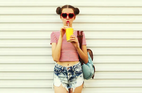 Retrato Una Joven Elegante Bebiendo Jugo Fresco Usando Una Camiseta —  Fotos de Stock