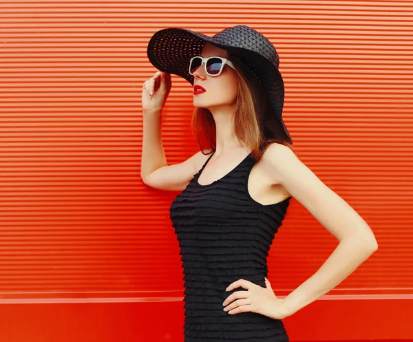 Retrato Bela Jovem Mulher Vestindo Chapéu Verão Preto Vestido Fundo — Fotografia de Stock