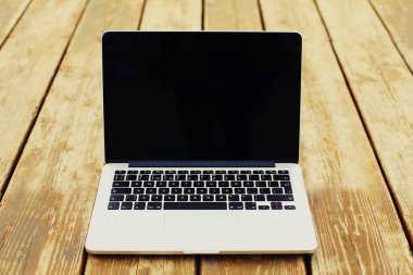 Ahşap masada ya da zemin zemininde siyah ekranlı dizüstü bilgisayarı kapat