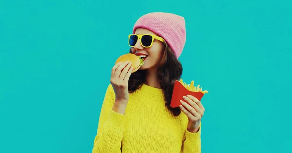 Portrét Stylové Šťastné Usmívající Mladé Ženy Jíst Burger Hranolky Rychlé — Stock fotografie