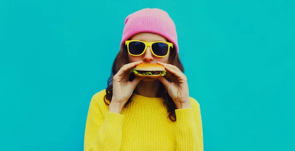 Портрет Стильной Молодой Женщины Поедающей Бургер Фаст Фуд Синем Красочном — стоковое фото