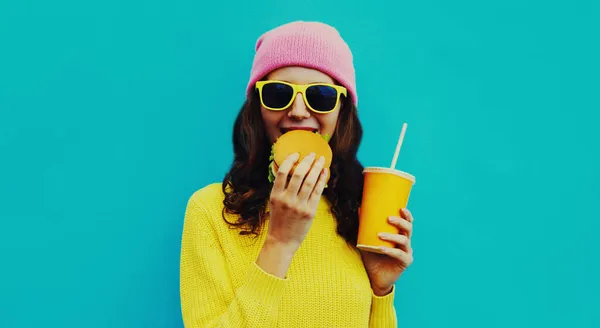 Portrét Stylové Mladé Ženy Jíst Burger Šálkem Šťávy Rychlé Občerstvení — Stock fotografie