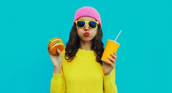 Πορτρέτο Της Κομψής Νεαρή Γυναίκα Burger Και Φλιτζάνι Χυμό Fast — Φωτογραφία Αρχείου