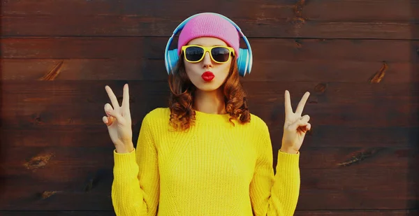Літній Барвистий Портрет Стильної Сучасної Молодої Жінки Слухає Музику Навушниках — стокове фото