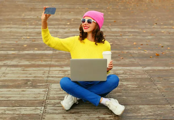 Стильная Счастливая Улыбающаяся Молодая Женщина Делающая Селфи Смартфоном Ноутбуком Красочной — стоковое фото