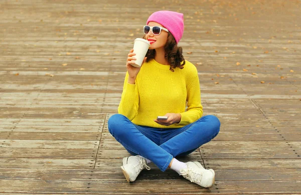 Портрет Стильной Молодой Женщины Сидящей Смартфоном Желтом Трикотажном Свитере Розовой — стоковое фото