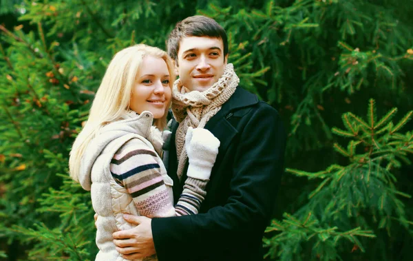 Retrato Invierno Feliz Joven Pareja Sonriente Mirando Aire Libre Fondo —  Fotos de Stock