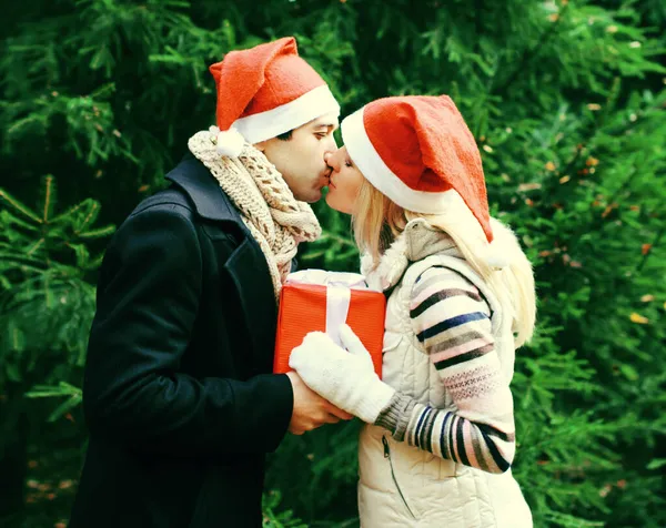 Winter Portrait Happy Young Couple Kissing Santa Hats Gift Box — Stock Photo, Image