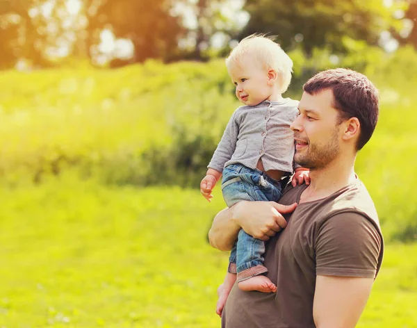 夏の公園で手に幸せな父と息子の子供の肖像 — ストック写真