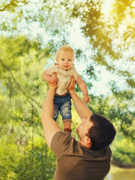 Retrato Pai Feliz Filho Criança Mãos Parque Verão — Fotografia de Stock