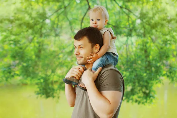 Porträt Glücklicher Vater Und Sohn Händen Sommerpark — Stockfoto