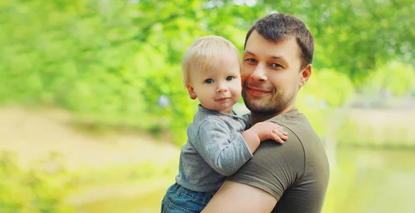 Портрет Щасливого Батька Сина Дитини Руках Літньому Парку — стокове фото